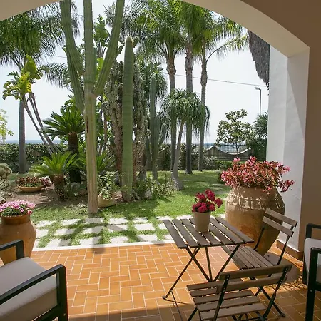 别墅 Temenos By Ortigiaapartments *